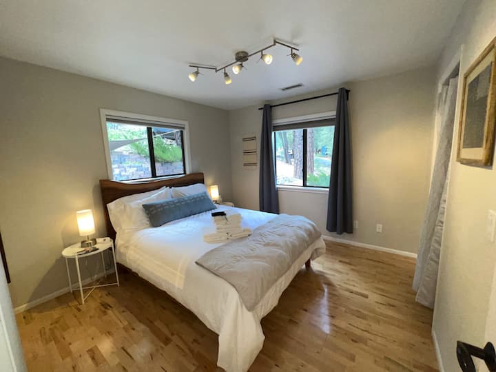 كوخ - غرفة النوم - الاستيقاظ في أشجار الصنوبر الطويلة