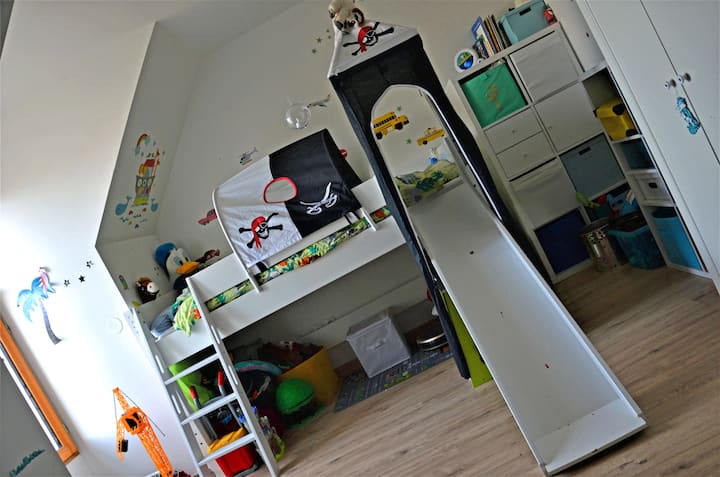 La chambre d'enfant avec son lit 1 place à échelle et toboggan en version soit pirate, soit jungle