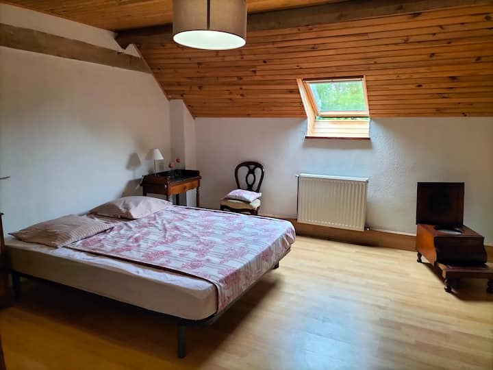 غرفة نوم مزدوجة في الطابق العلوي. سرير مظلة ممكن 