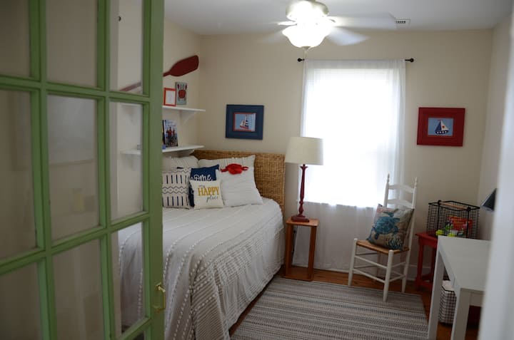 Трета спална соба со брачен кревет (широк 150-179 см) и двокреветна соба