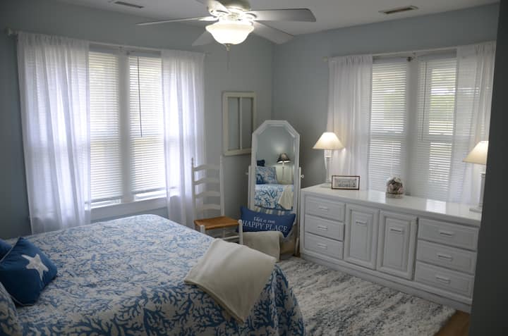 Главна спална соба со брачен кревет (широк 150 - 179 см)