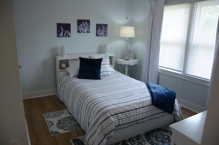 Втора спална соба со двоен кревет со фиоки под неа