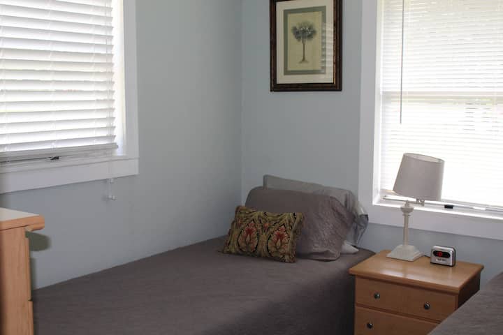 2e slaapkamer.  A/C is toegevoegd aan slaapkamer .  Twee eenpersoonsbedden.  Dezelfde kant als een geweldige kamer.