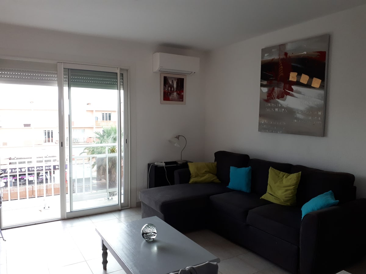 Разтегателен диван във всекидневната