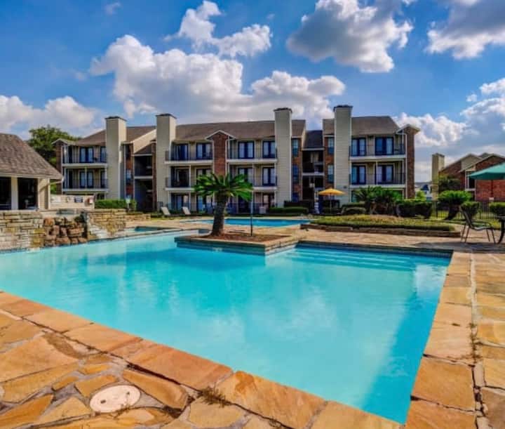 1 Schlafzimmer mit Minikühlschrank, Mikrowelle und mehr Pool