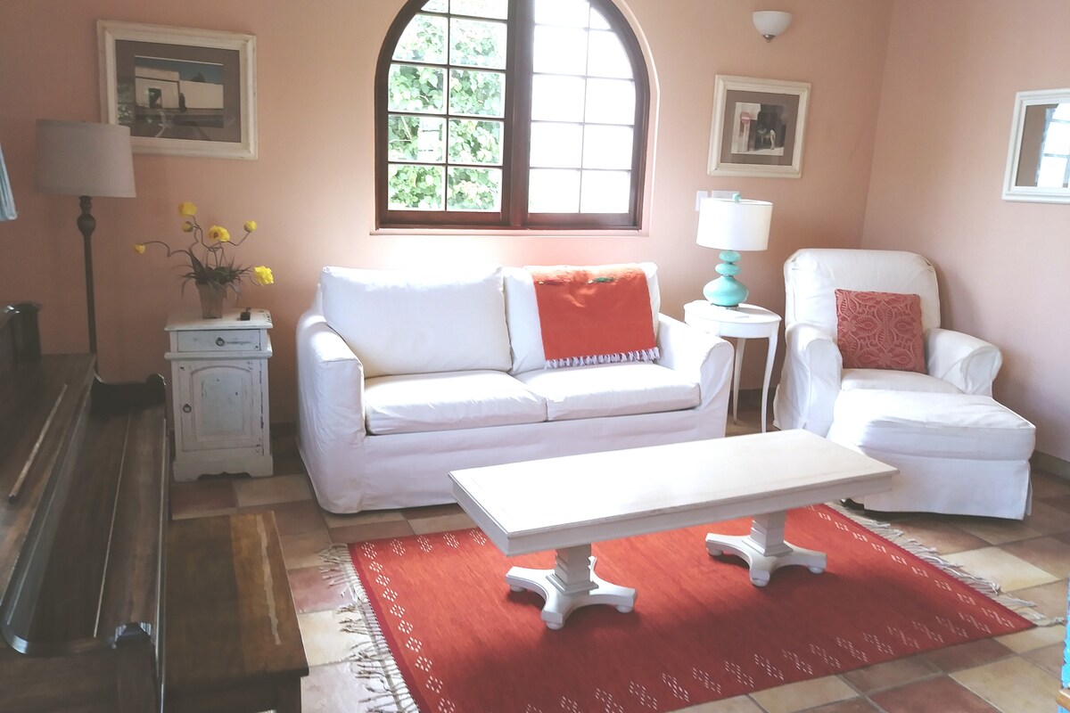 Sala con el piano de spinet a la izquierda.