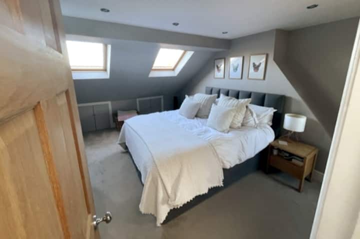 Главна спалня със самостоятелна баня. Леглото е 9 000 £ супер - кралски размер. Супер удобно.