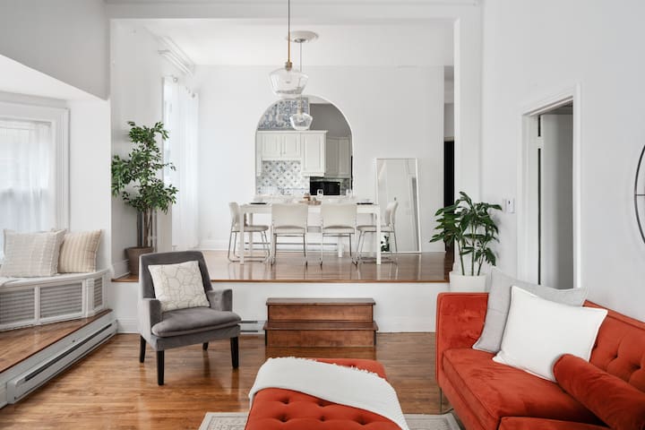 Beautiful 3 Bedroom Apartment – Downtown Montreal