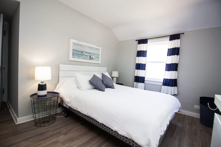 Chumba cha kulala cha kwanza kina kitanda cha ukubwa wa malkia na kina mandhari nzuri ya Hillman Creek na ua wa mbele.