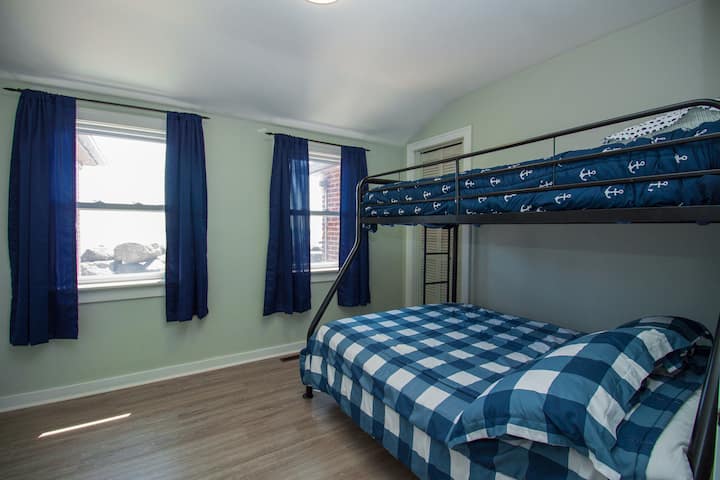 Chumba cha 3 cha kulala kina kitanda cha ghorofa na mandhari nzuri ya Ziwa Erie.