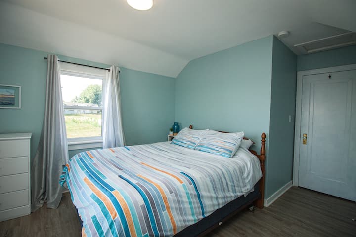 Chumba cha pili cha kulala kina kitanda cha ukubwa wa malkia na mwonekano wa kupendeza wa Ziwa Erie.