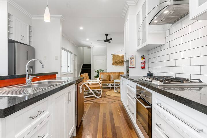 Azur Villa Complex in the Heart of Byron Sleeps 24 gallery image 2