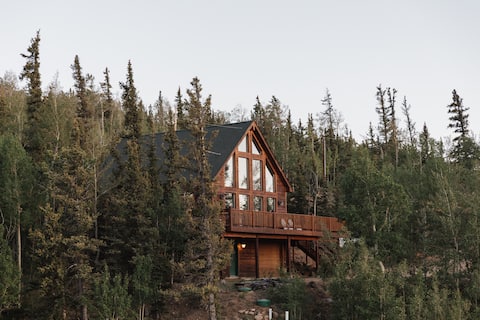 Mountain Views + Huge Deck in this Quiet Cabin!