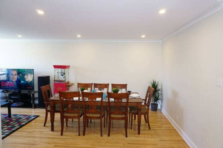 9 bedrooms, 4 bathrooms, 2 kitchens, free parking gallery image 3