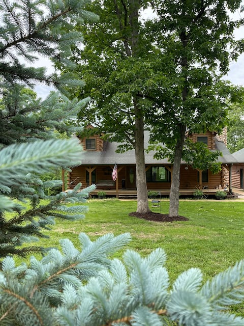 Real Log Cabin with Pool or Hot Tub @ Blue Springs