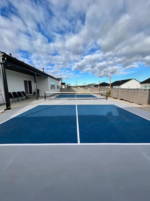 Full pickleball court, kings beds, HUGE clean home