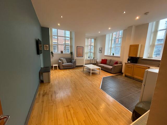 Spacious, bright and airy city centre flat gallery image 3