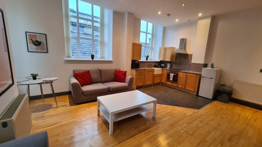 Spacious, bright and airy city centre flat gallery image 2