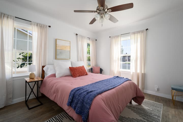 Hemos agregado cortinas opacas a estas cortinas transparentes para bloquear ese sol de la mañana. Tocador y espejo en esta habitación.