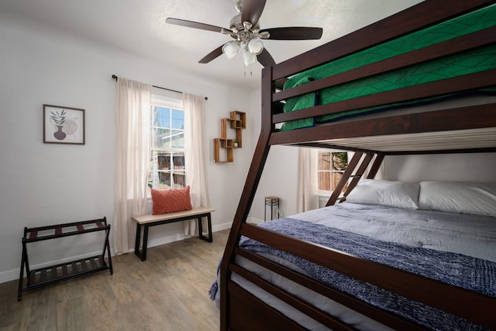 Hemos agregado cortinas opacas a estas cortinas transparentes para bloquear el sol de esa noche. El futón dentro de esta habitación se convierte en una cama doble.