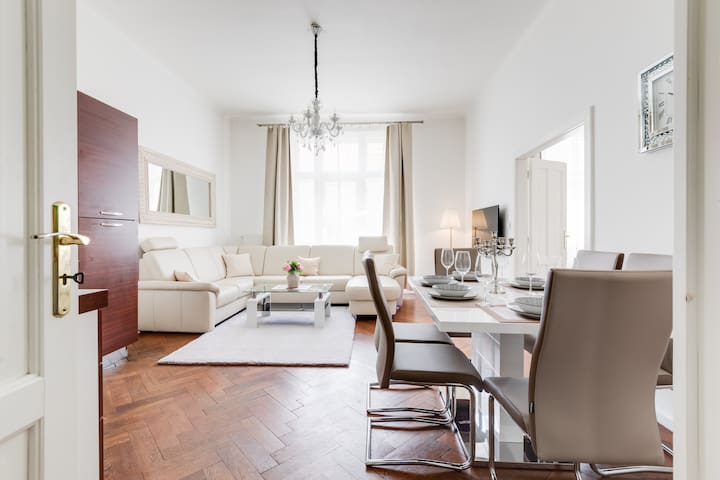 LUXURY RIVERSIDE APARTMENT IN THE CENTER OF PRAGUE