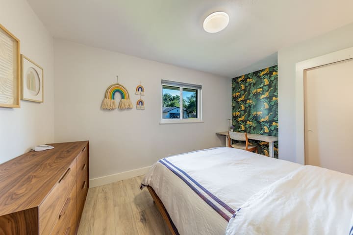 تقع غرفة النوم 2 بحجم كوين على اليسار في نهاية الرواق.