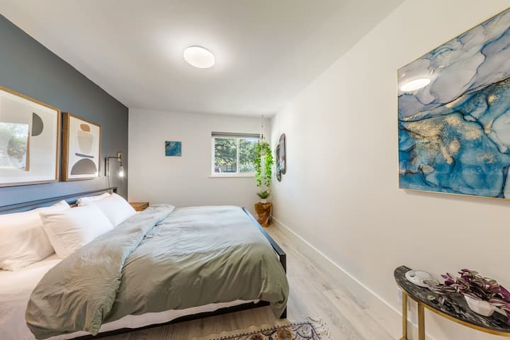 غرفة نوم بحجم كوين، تقع أسفل المدخل من غرفة المعيشة، وهي أول باب على اليسار.