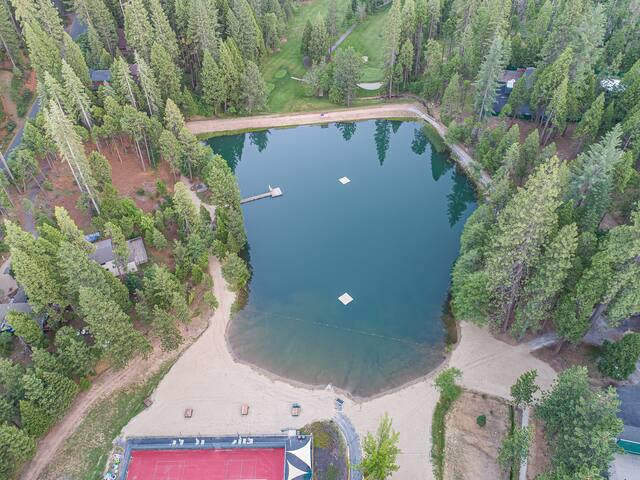 Cozy cabin w/ club access, pool & lakeside dining