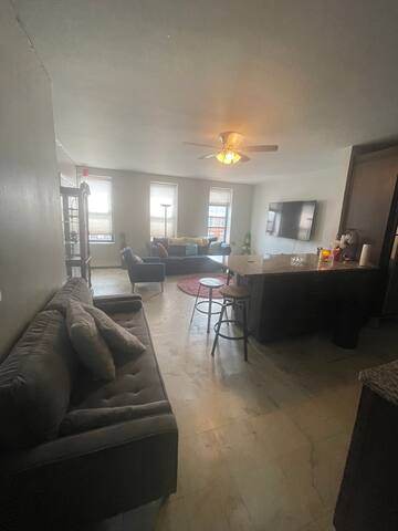 Perfect Chill Spot in Flatbush gallery image 3