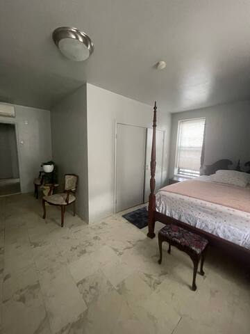 Perfect Chill Spot in Flatbush gallery image 2