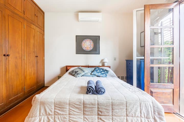 Suite principal, cama doble. Aire acondicionado y balcón.