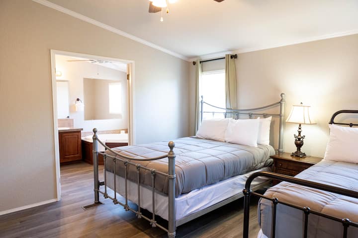 חדר שינה ראשי של Hillview, 2 מיטות זוגיות