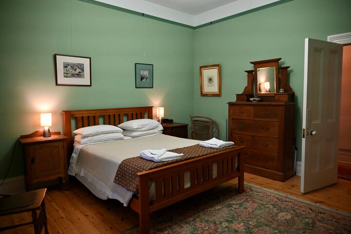 ห้องนอน 2 พร้อมเตียงควีนไซส์