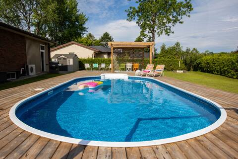 Multi-Family cottage w/ Pool near Presqu'ile & PEC