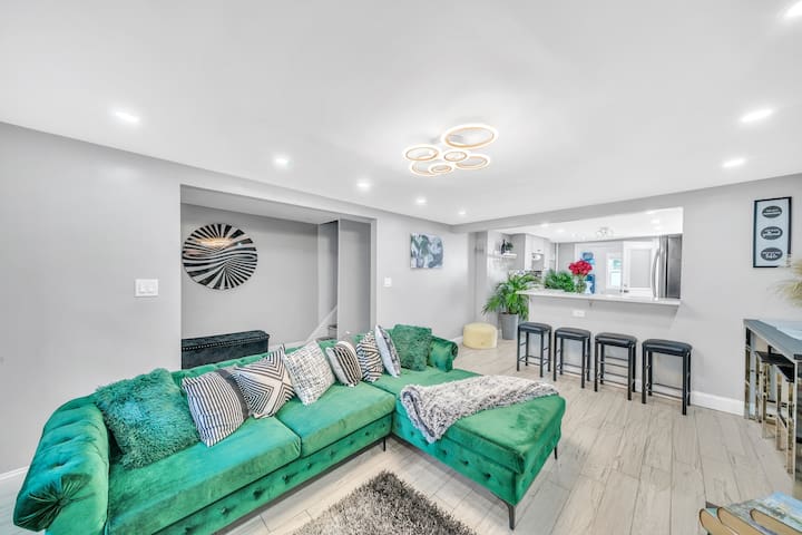 3 Bedroom Duplex w Large Backyard