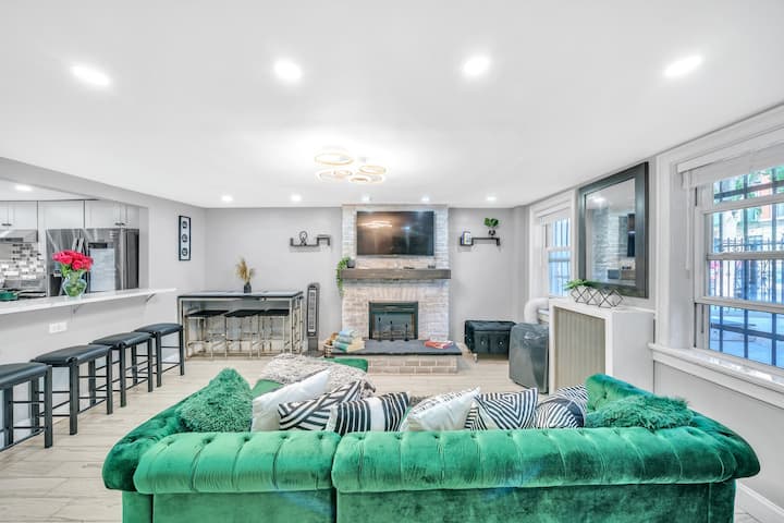 Acogedora sala con chimenea eléctrica 