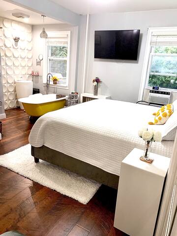 3 Bedroom Duplex w Large Backyard gallery image 4