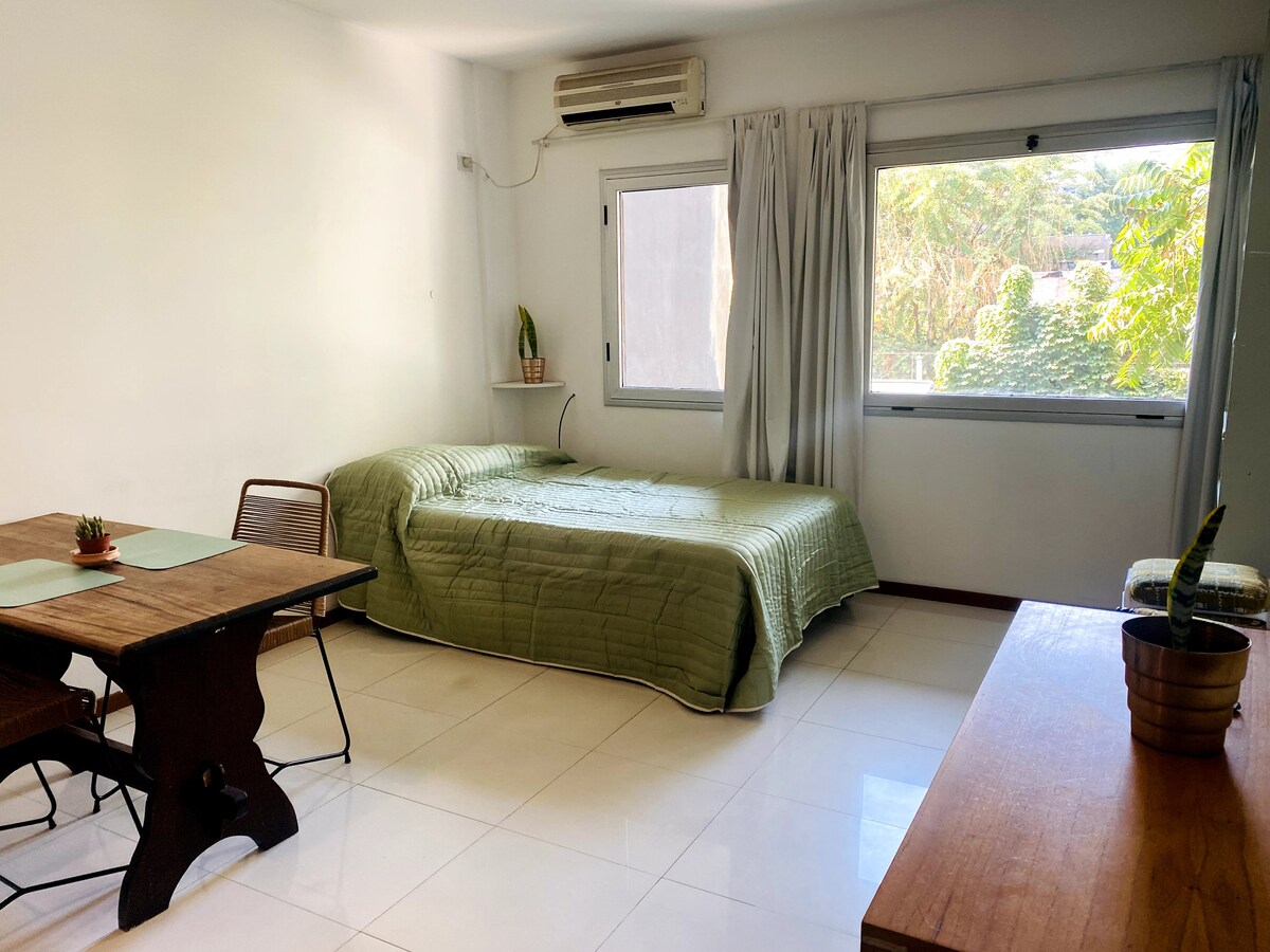 วิวจากห้องโถง... ด้วยความเขียวขจีที่น่าแปลกใจสำหรับการอยู่ใจกลางปาแลร์โมฮอลลีวูด! 