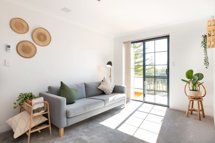 Peaceful Coastal 2 Story 3br Holiday Home - Mindarie