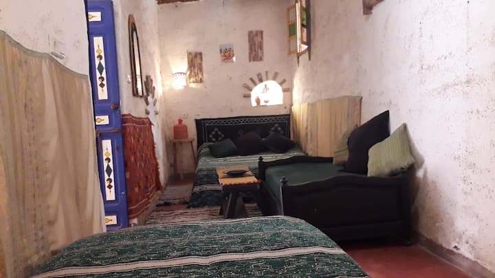 Მოდით შევიდეთ ჩვენს მესამე საძინებელში ამ ორი ორადგილიანი საწოლით, რომელსაც ეწოდება „Toudra“ მწვანე საძინებელი... ამ მაღალ ატლასის ხეობებში მდებარე ოაზისის ფერები და მისი მშრალი პალმის ხის ჩემოდნების ჭერი და ცაცხვის და ჩალის კედელი 