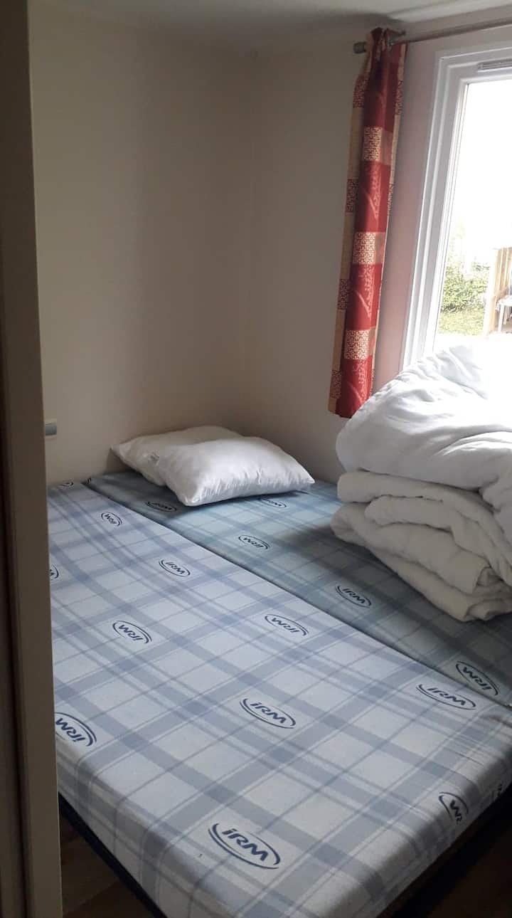 bedroom area with 2 single beds.