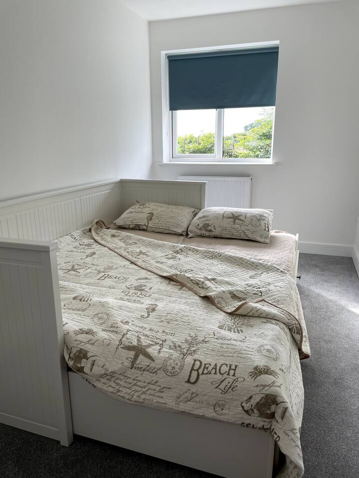 تحتوي غرفة النوم المزدوجة الثالثة على سرير نهاري يمكن أن يستوعب سريرين مزدوجين أو يستخدم كسرير فردي.