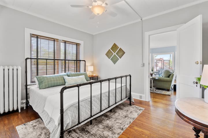 ห้องนอนชั้นแรกพร้อมเตียงคิงไซส์และพื้นที่นั่งเล่นมีห้องน้ำเต็มรูปแบบ 