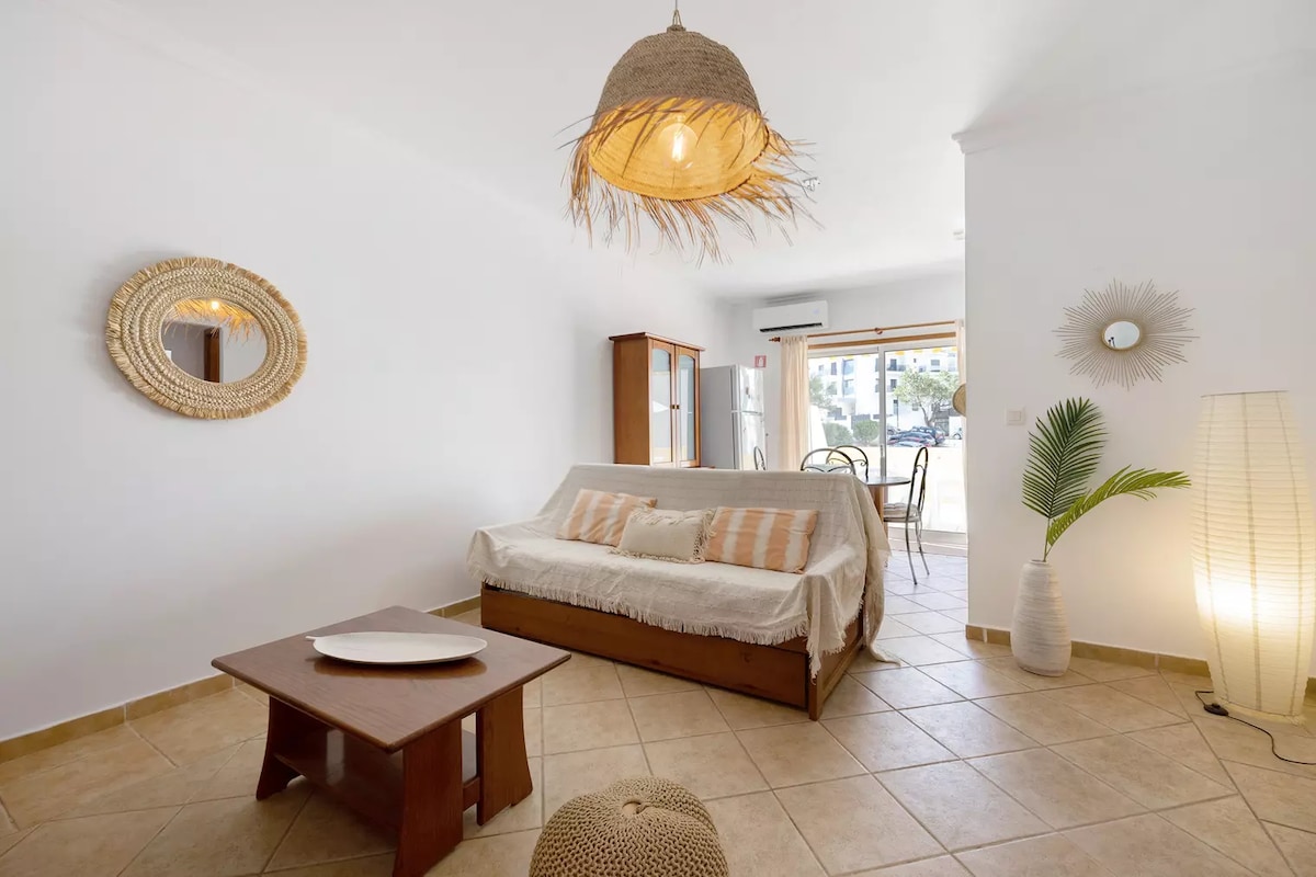 Dnevni boravak s kaučem i pomoćnim stolićem.