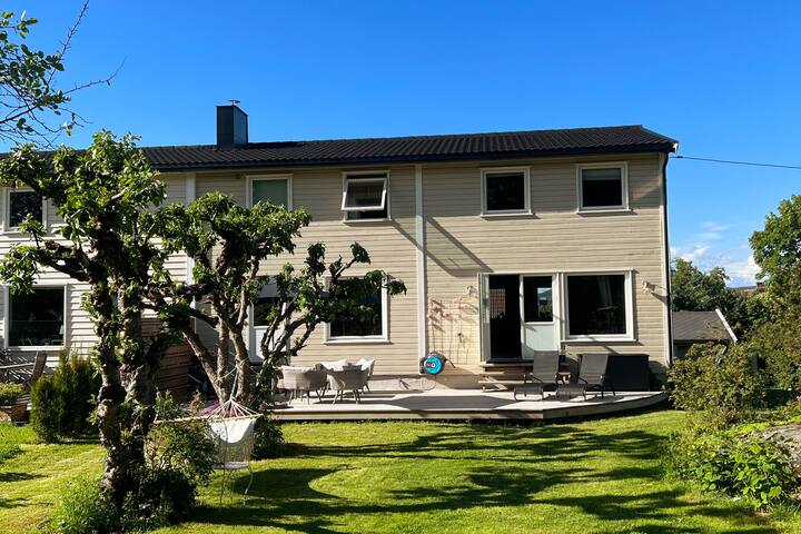 Stort dobbelt-enderekkehus med 4 soverom og hage
