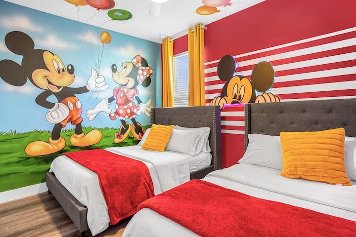 Classic Mickey with two Queens