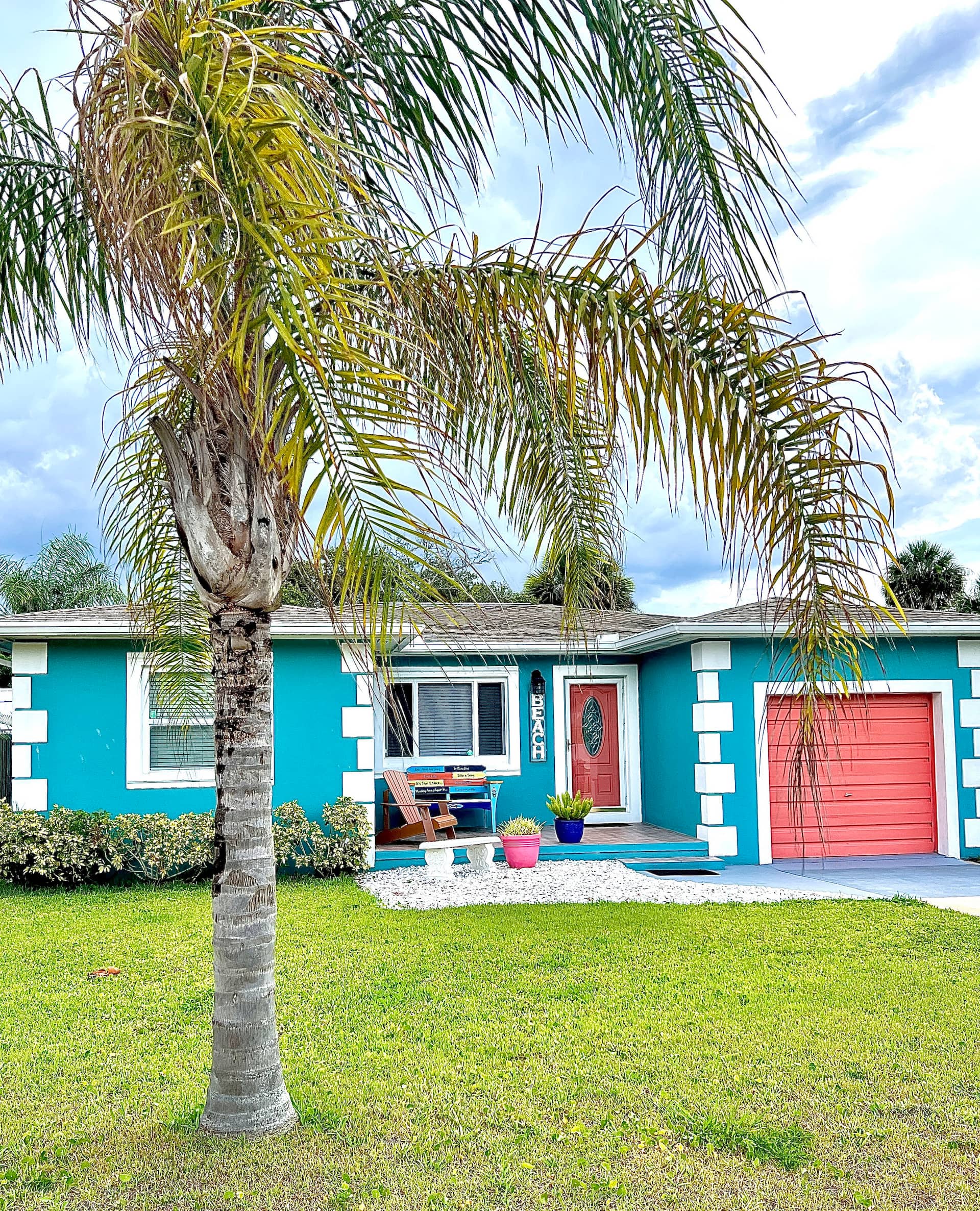 The Salty Shores Beach House ~Walk to the beach