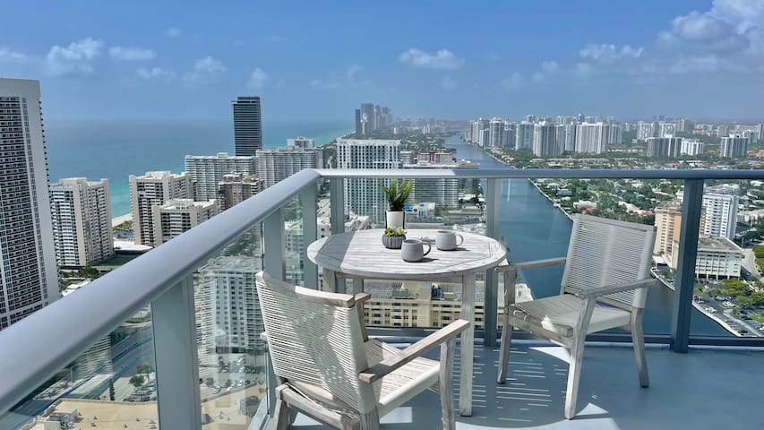 High Floor Breathtaking View Corner Unit HydeHouse