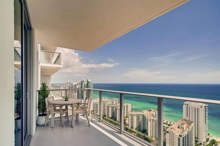 High Floor Breathtaking View Corner Unit HydeHouse gallery image 2