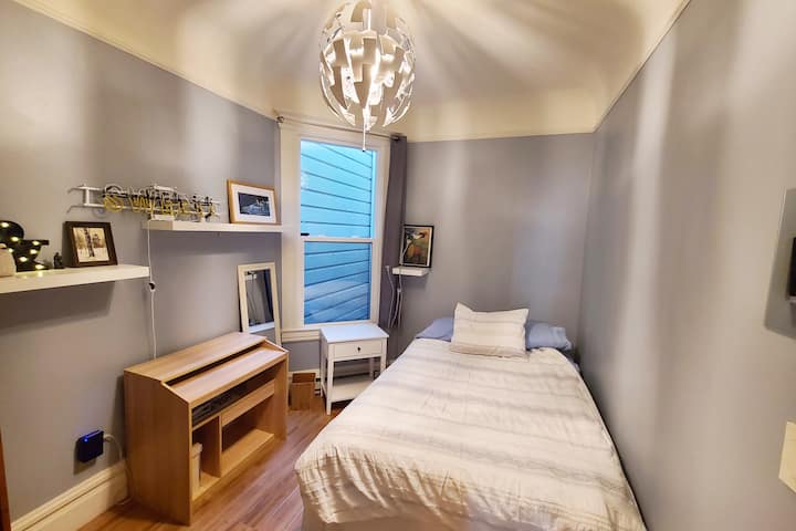 El segundo dormitorio es muy tranquilo y tiene un escritorio de trabajo. Esta habitación se puede utilizar como oficina adicional. 
Tiene un amplio armario y un aparador también.